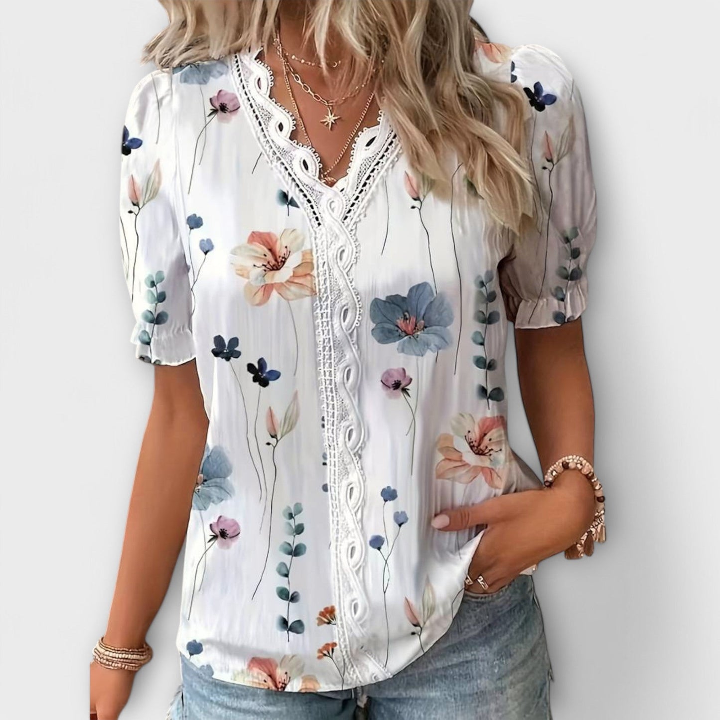 Emily Shirt with V-Neck in a Relaxed and Elegant Fit