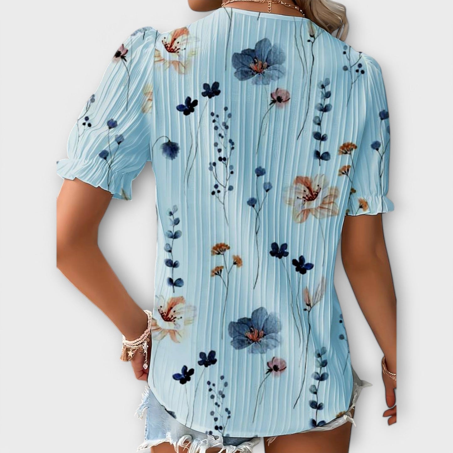 Emily Shirt with V-Neck in a Relaxed and Elegant Fit