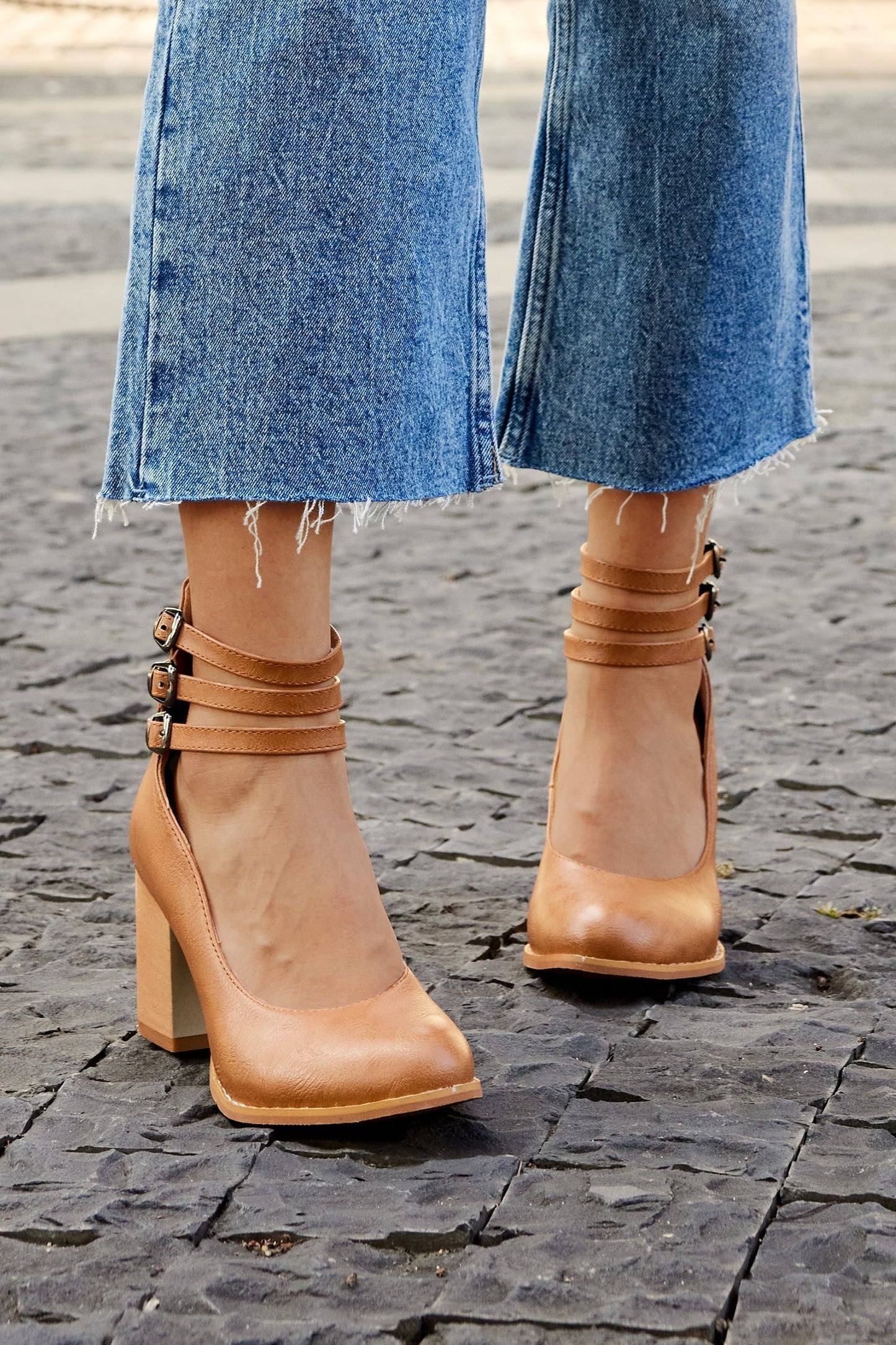 Ksilada | Plain sandals with ankle strap and thick sole