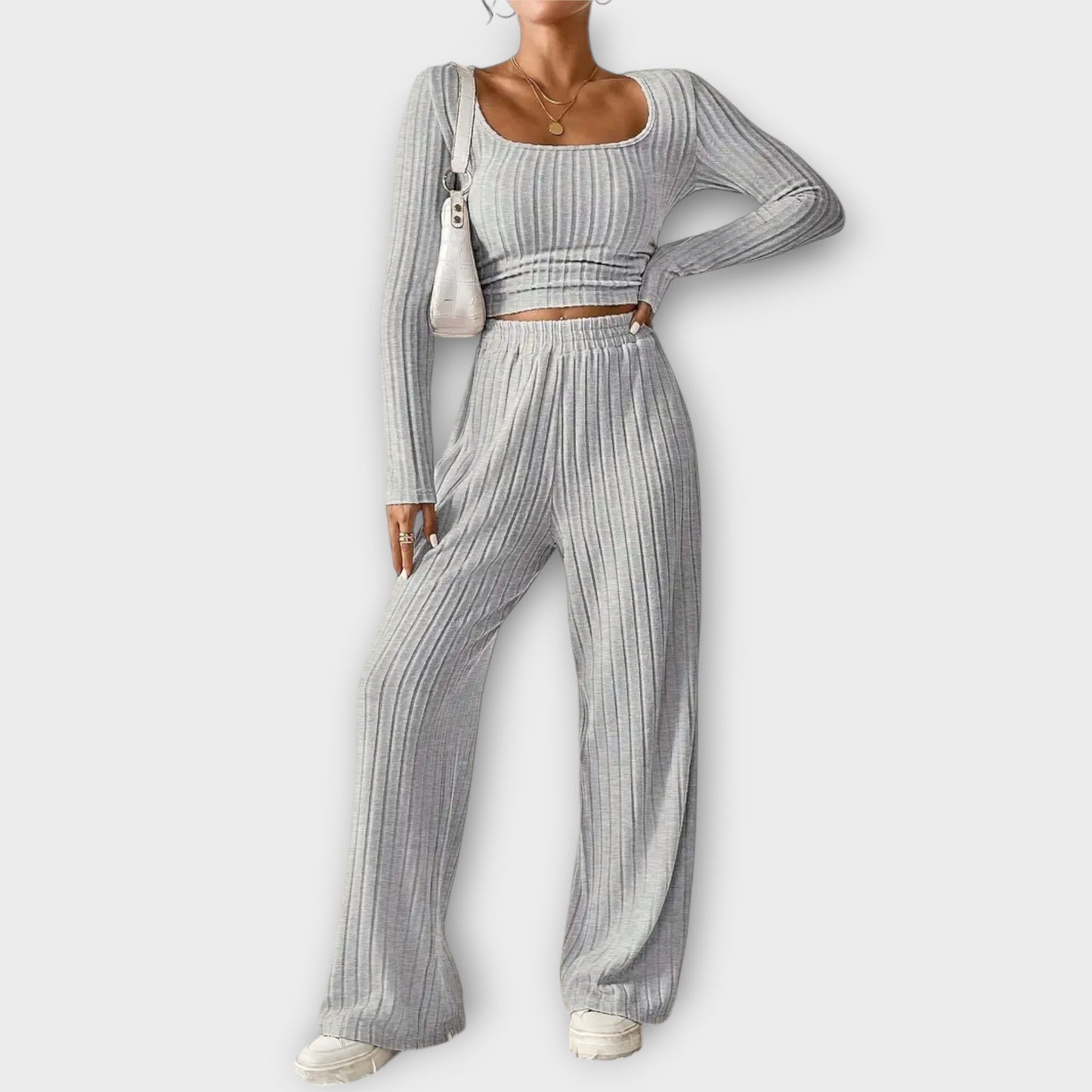Lirna – A Flattering Cut Set with a Feminine Contour
