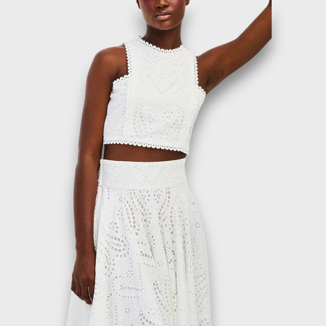 Lorina – Romantic Cut Couple