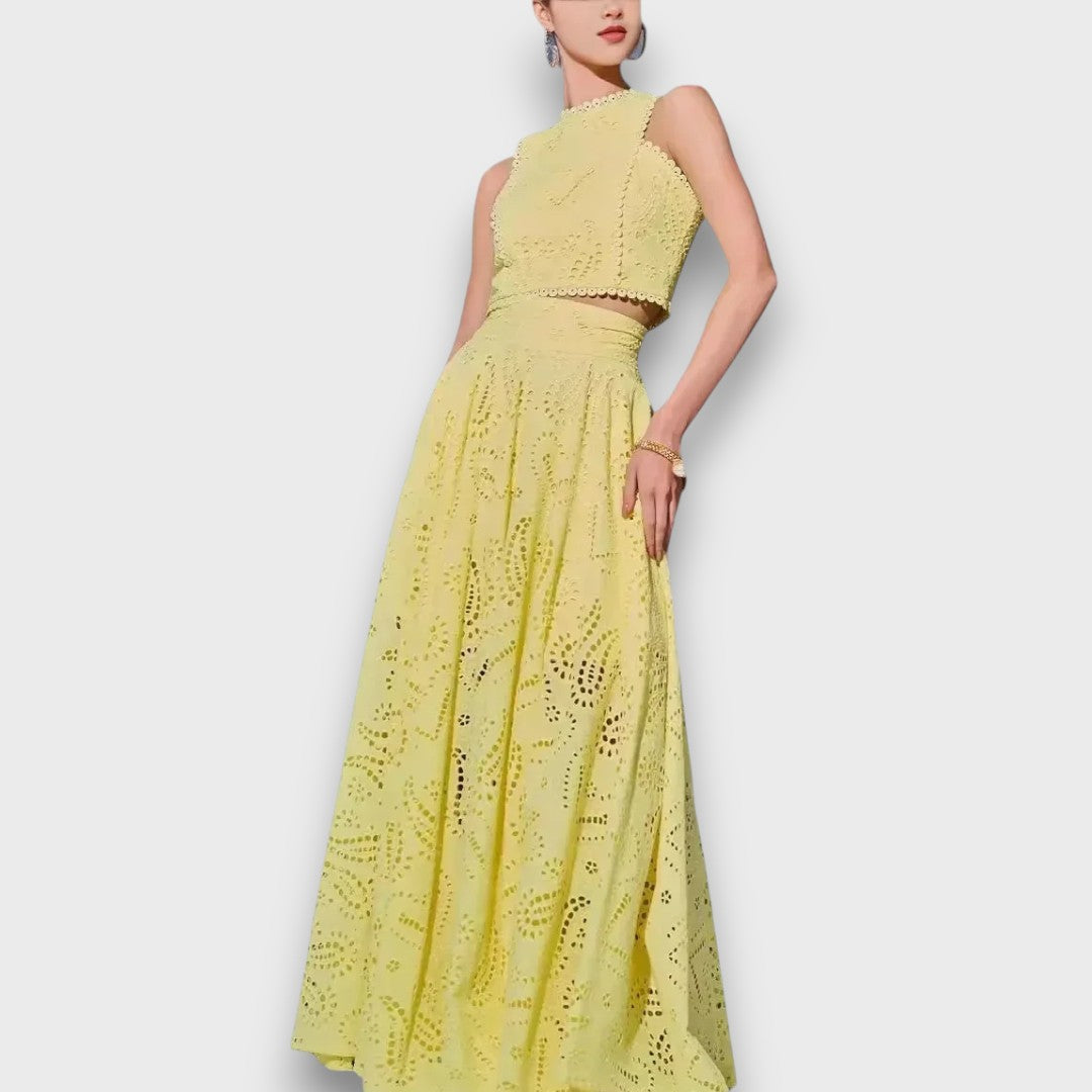 Lorina – Romantic Cut Couple