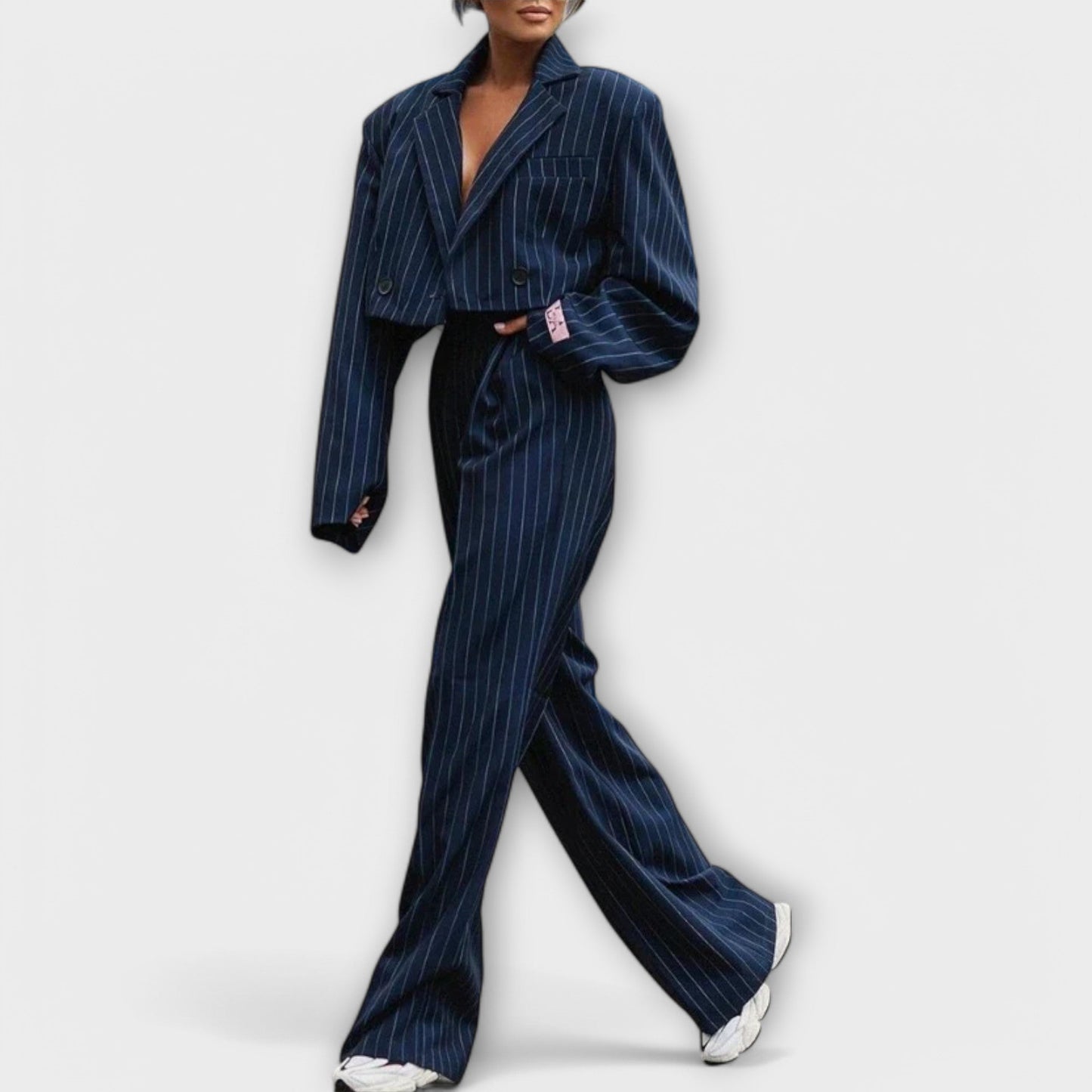 Alexi – Set with Relaxed Elegance