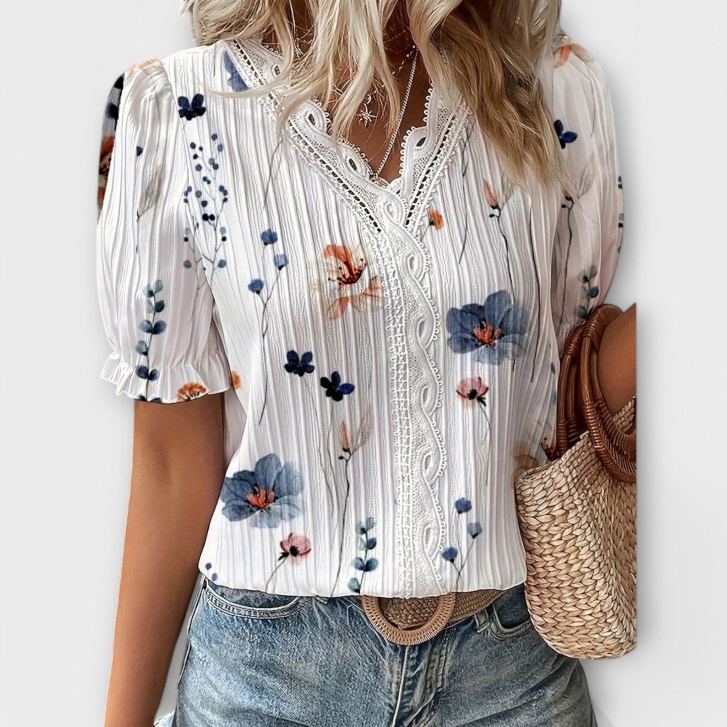 Emily Shirt with V-Neck in a Relaxed and Elegant Fit