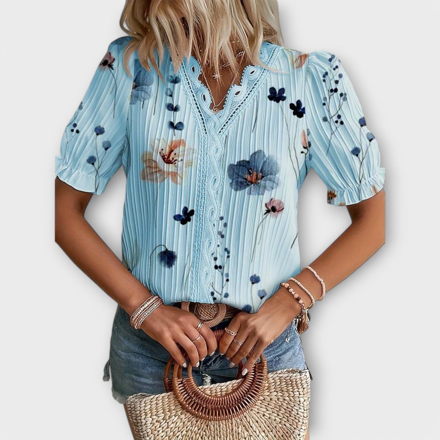 Emily Shirt with V-Neck in a Relaxed and Elegant Fit