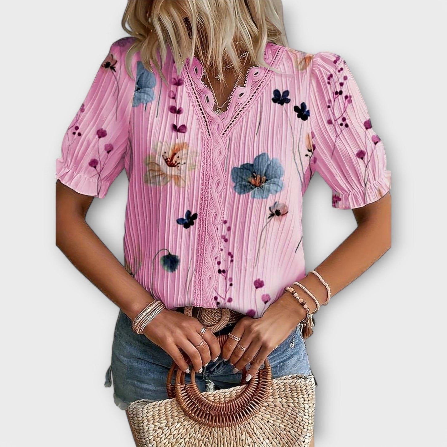 Emily Shirt with V-Neck in a Relaxed and Elegant Fit