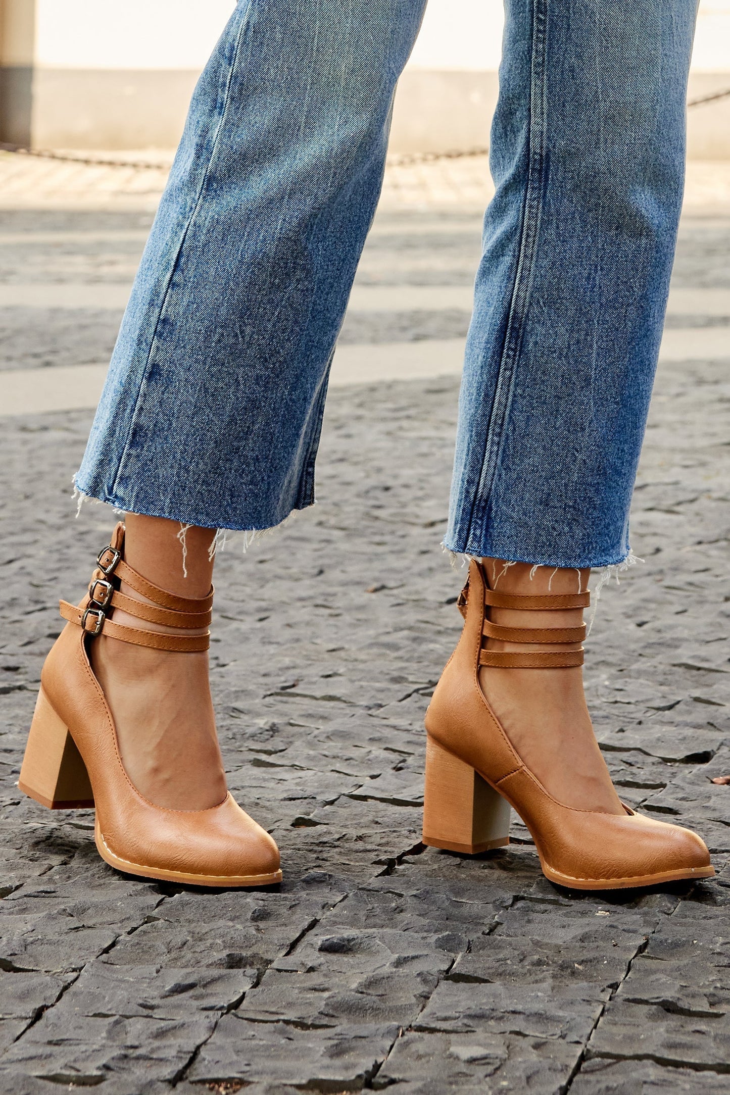 Ksilada | Plain sandals with ankle strap and thick sole