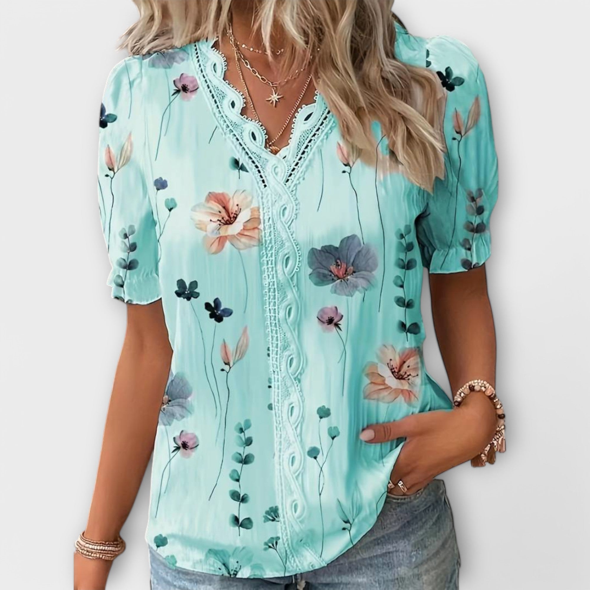 Emily Shirt with V-Neck in a Relaxed and Elegant Fit