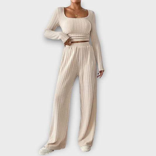 Lirna – A Flattering Cut Set with a Feminine Contour