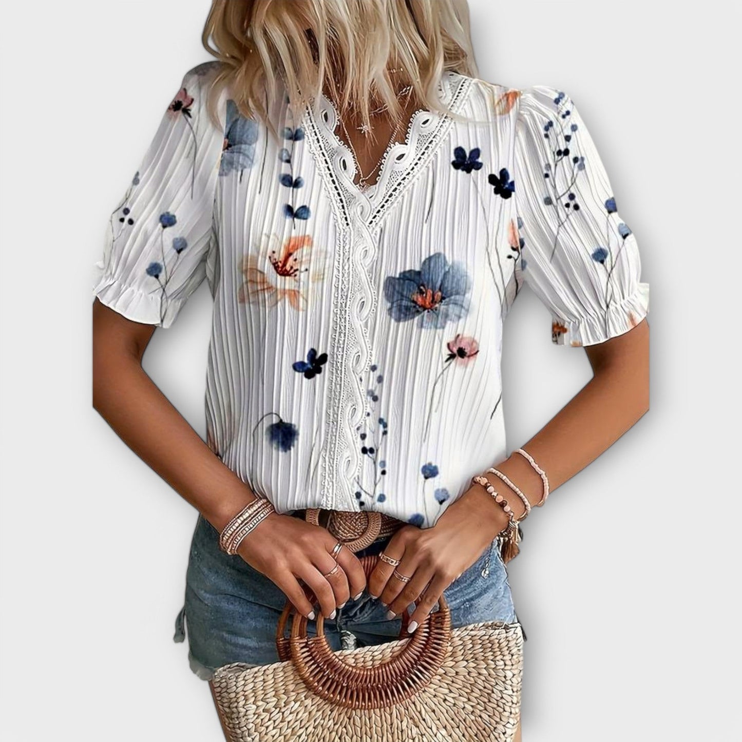 Emily Shirt with V-Neck in a Relaxed and Elegant Fit