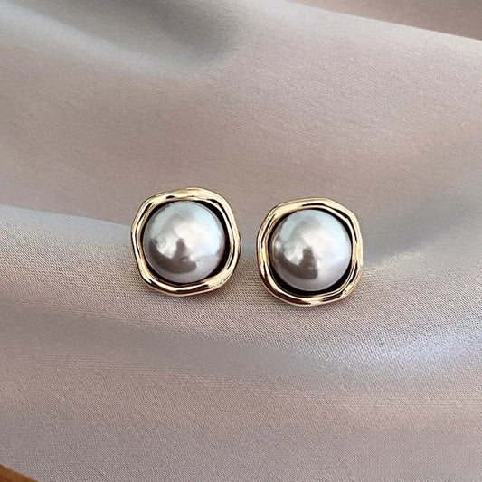 Black Pearl Earrings in Luxurious Design