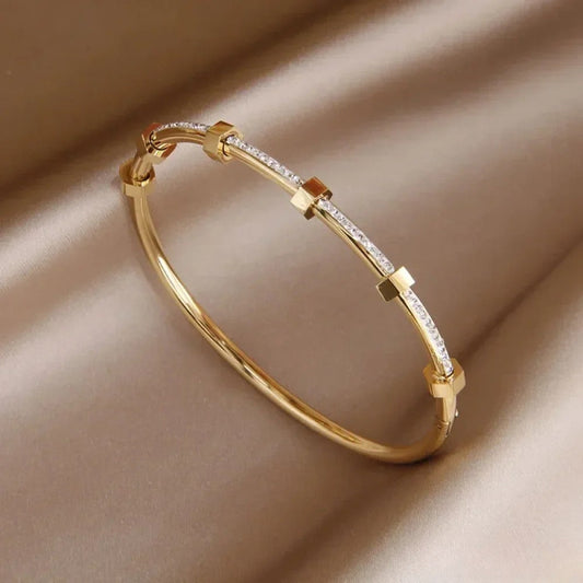Elegant Gold Bracelet with Stunning Stones