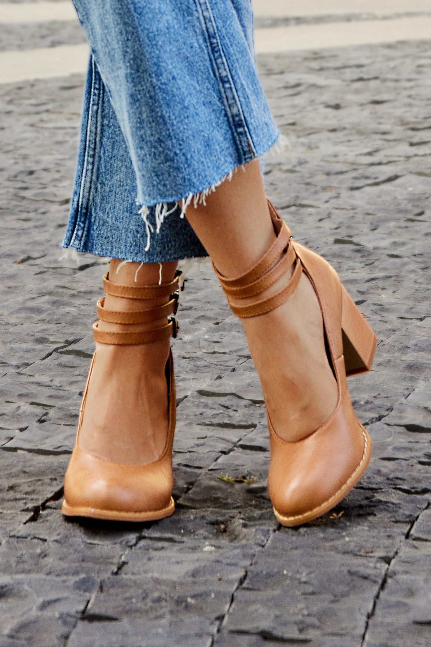 Ksilada | Plain sandals with ankle strap and thick sole