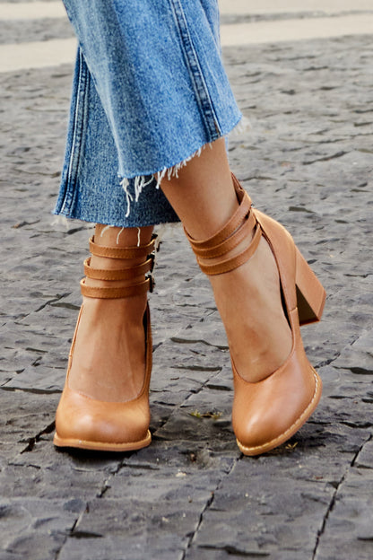 Ksilada | Plain sandals with ankle strap and thick sole