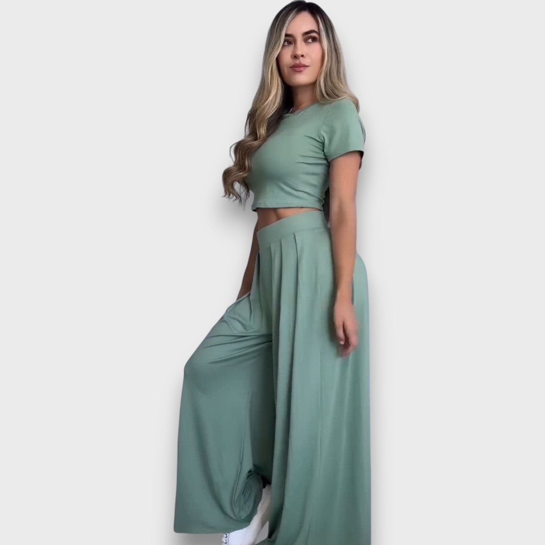 Andrea – Comfortable Set with Short Top