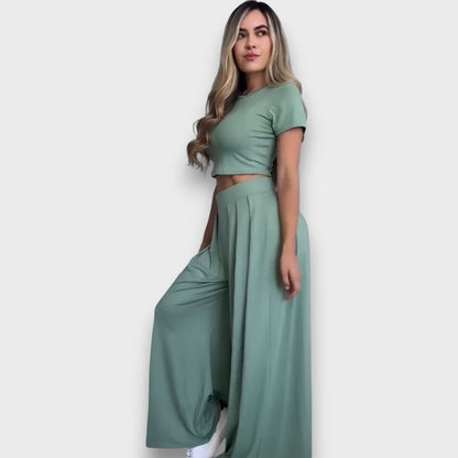 Andrea – Comfortable Set with Short Top