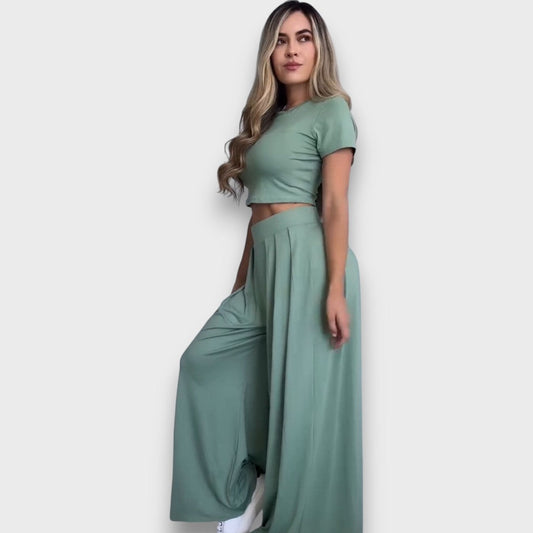 Andrea – Comfortable Set with Short Top