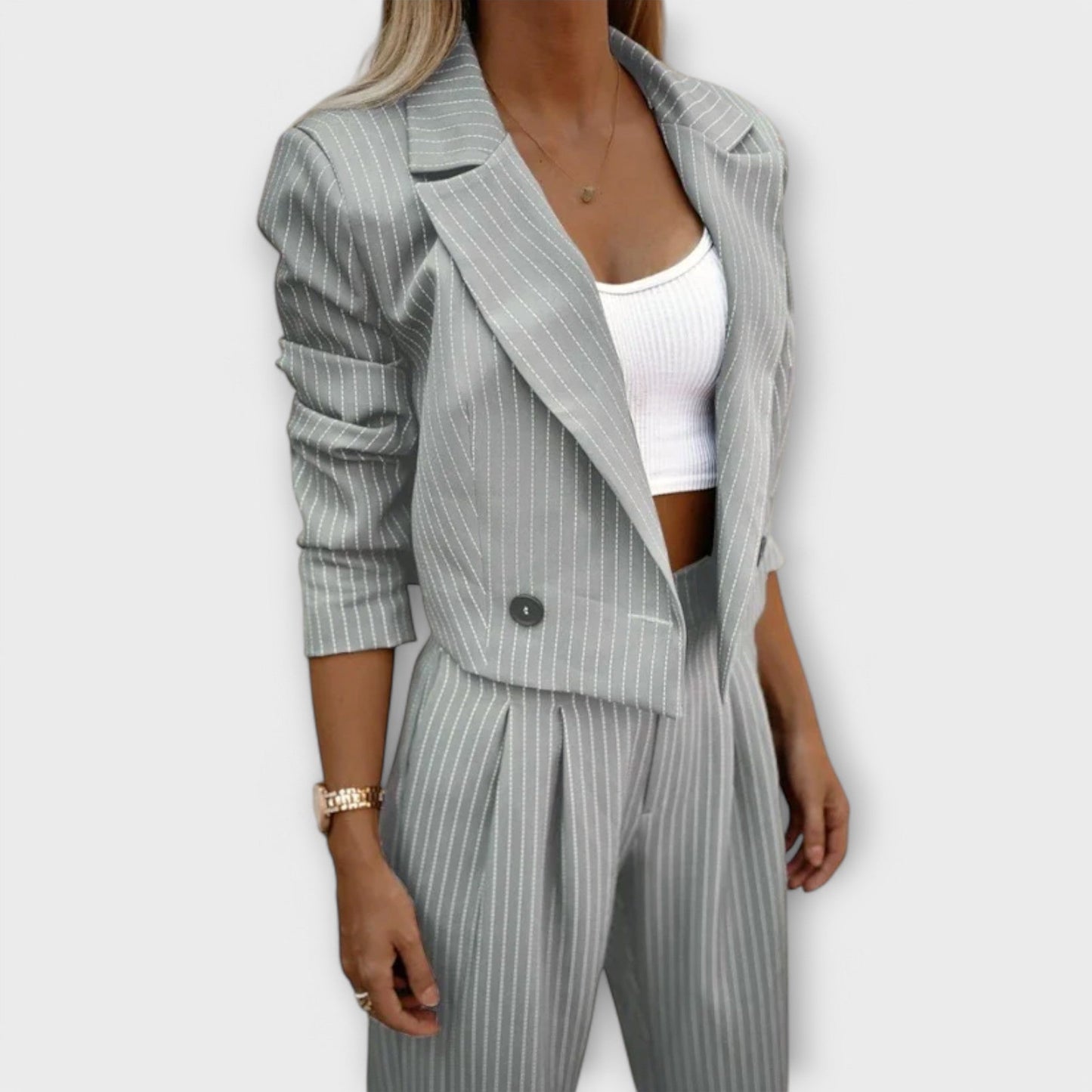 Alexi – Set with Relaxed Elegance