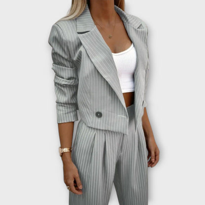 Alexi – Set with Relaxed Elegance