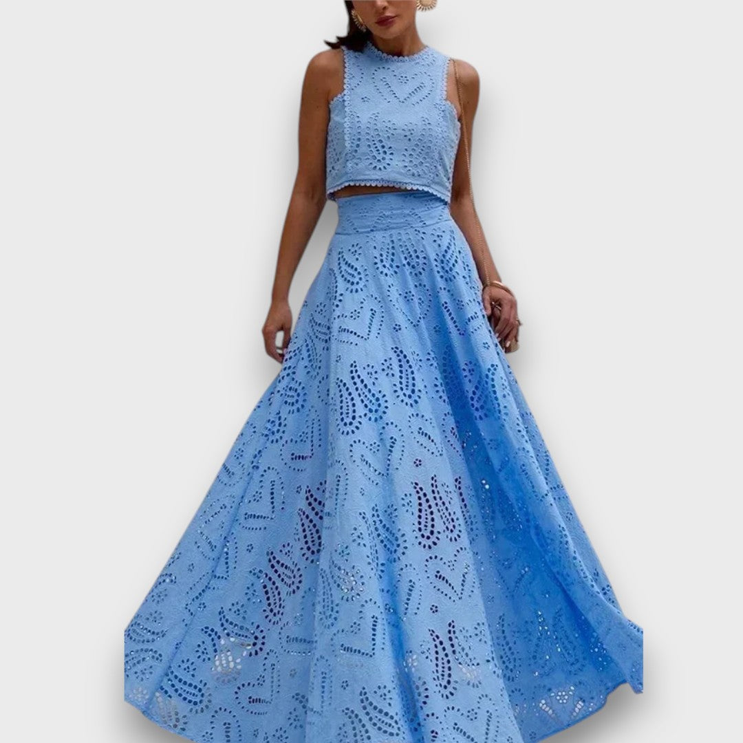 Lorina – Romantic Cut Couple