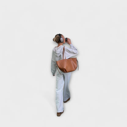 Laura's Vintage Leather Tote Bag – Luxurious Look and Perfect Functionality