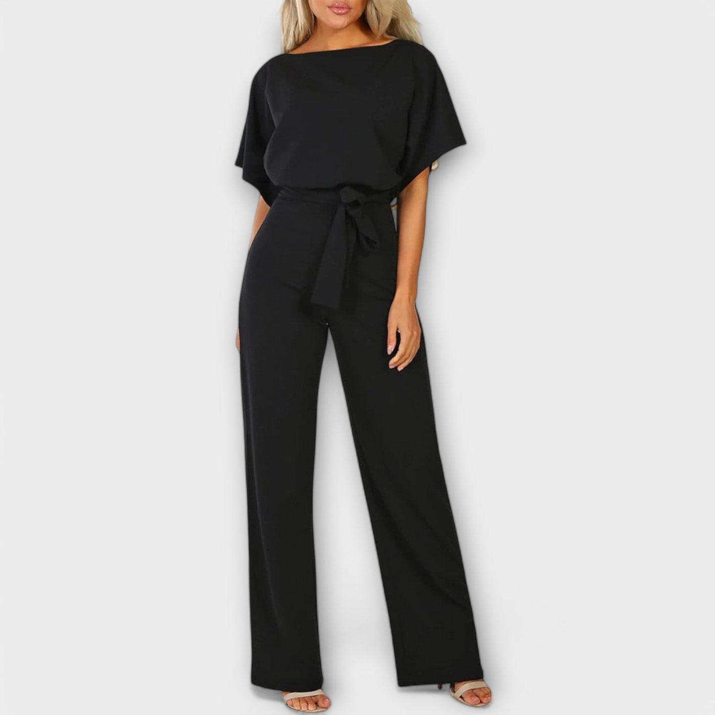 Nuria – Dark Shorts with an Elegant Silhouette