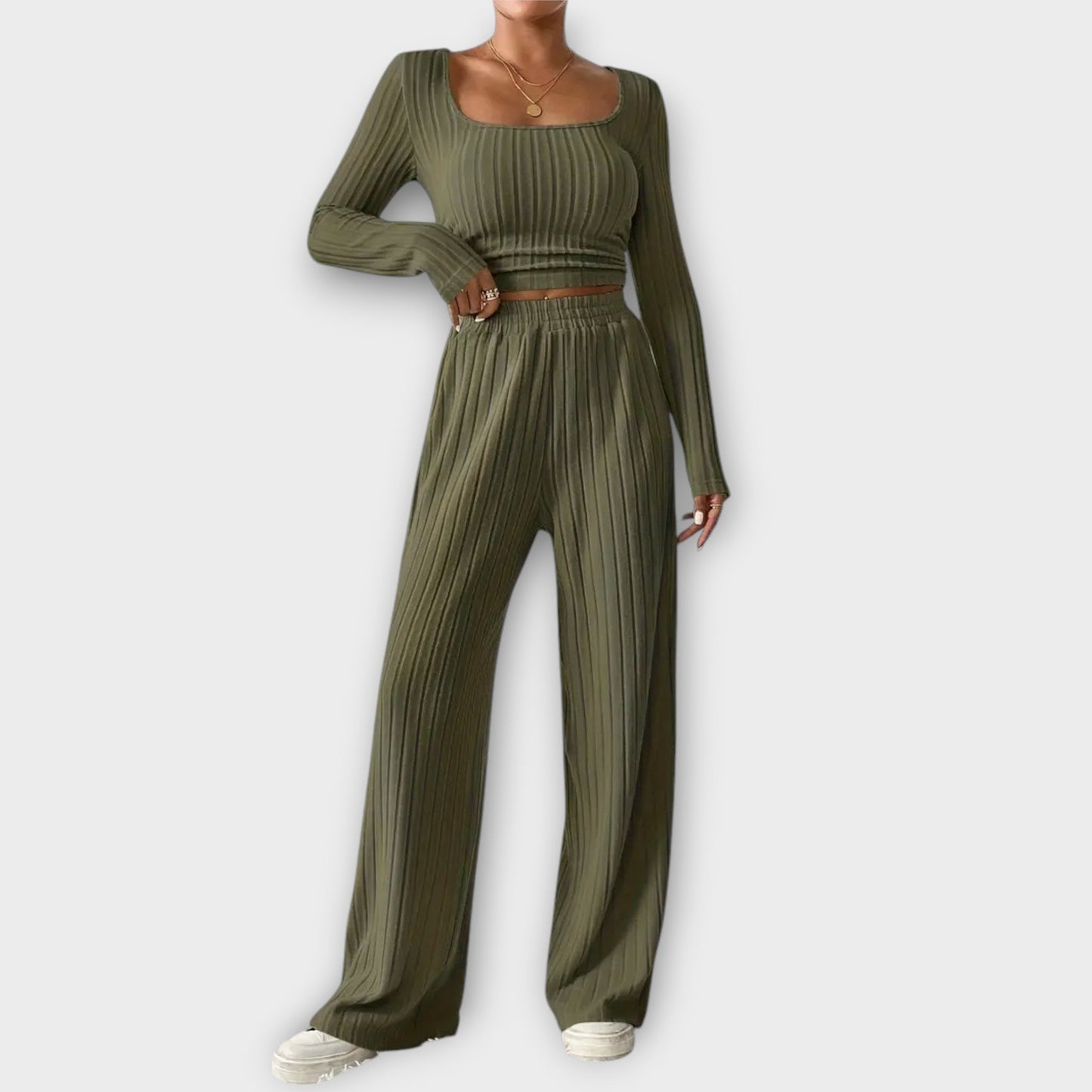 Lirna – A Flattering Cut Set with a Feminine Contour