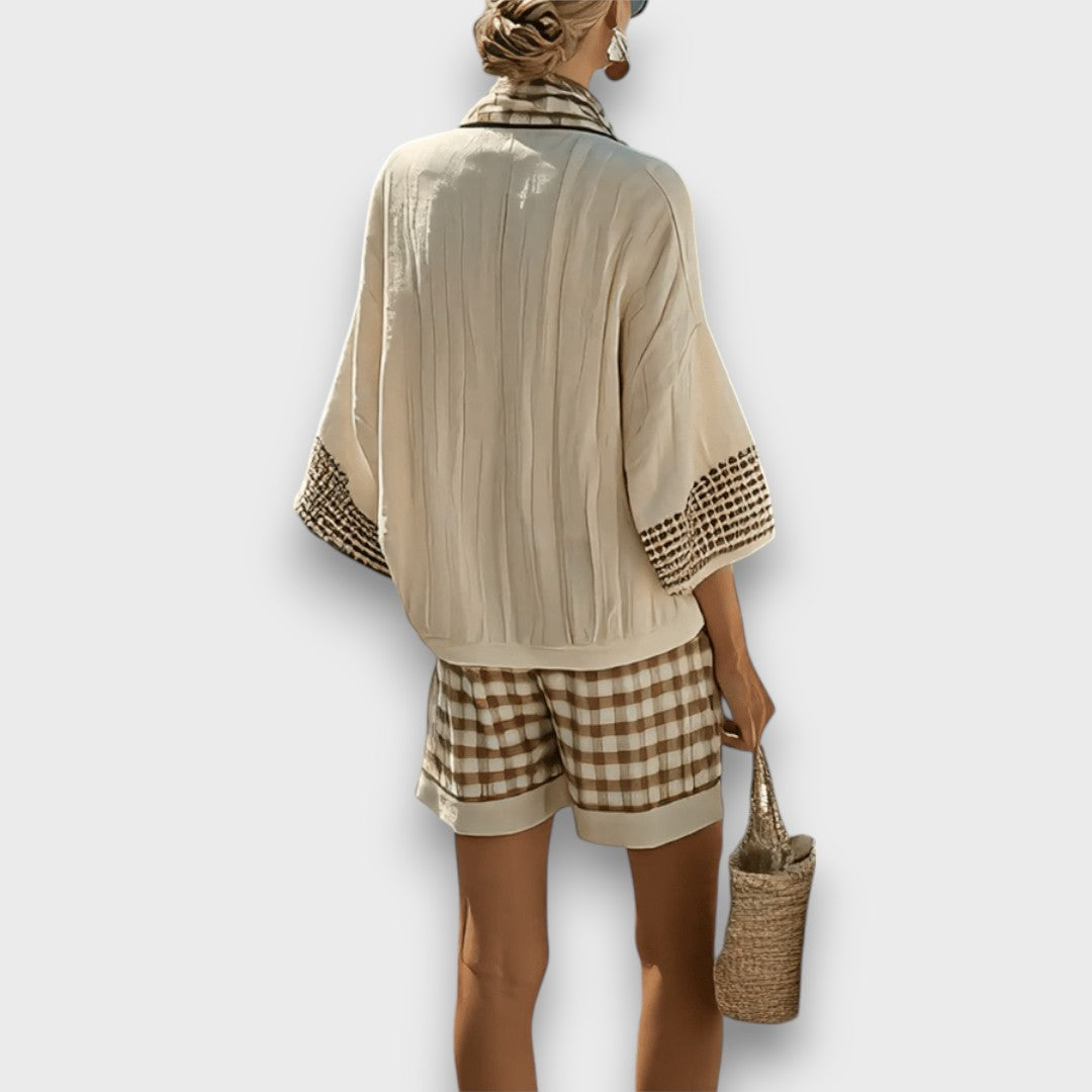 Verina – Suit with a Checkered Pattern and Free Spirit
