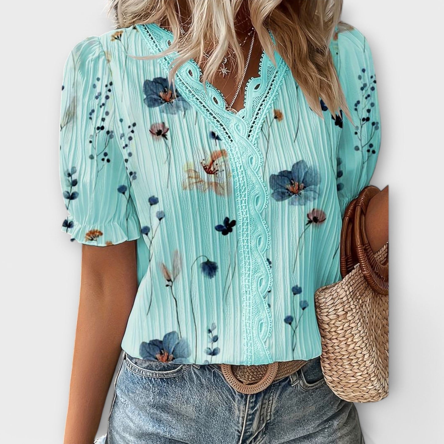 Emily Shirt with V-Neck in a Relaxed and Elegant Fit