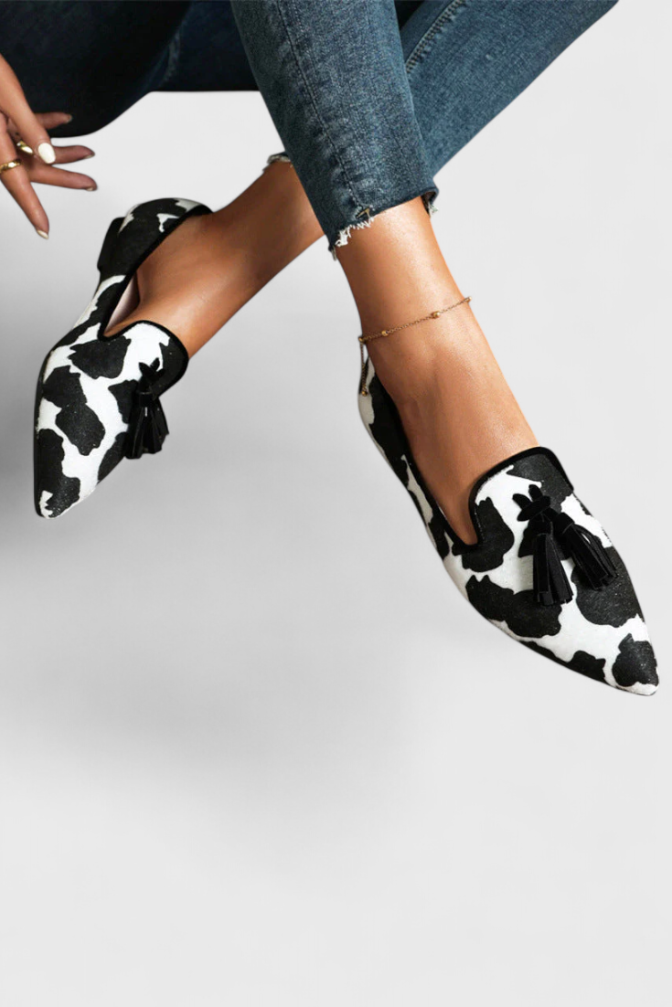 Elegant Permina Moccasins with Pointed Toe and Two-Tone Design